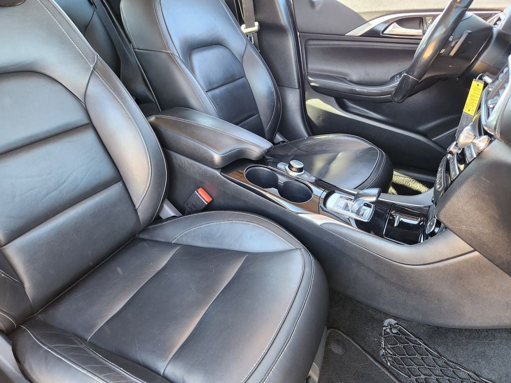 2017 INFINITI QX30 Premium