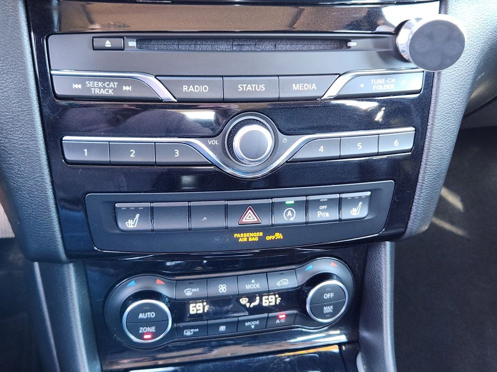 2017 INFINITI QX30 Premium