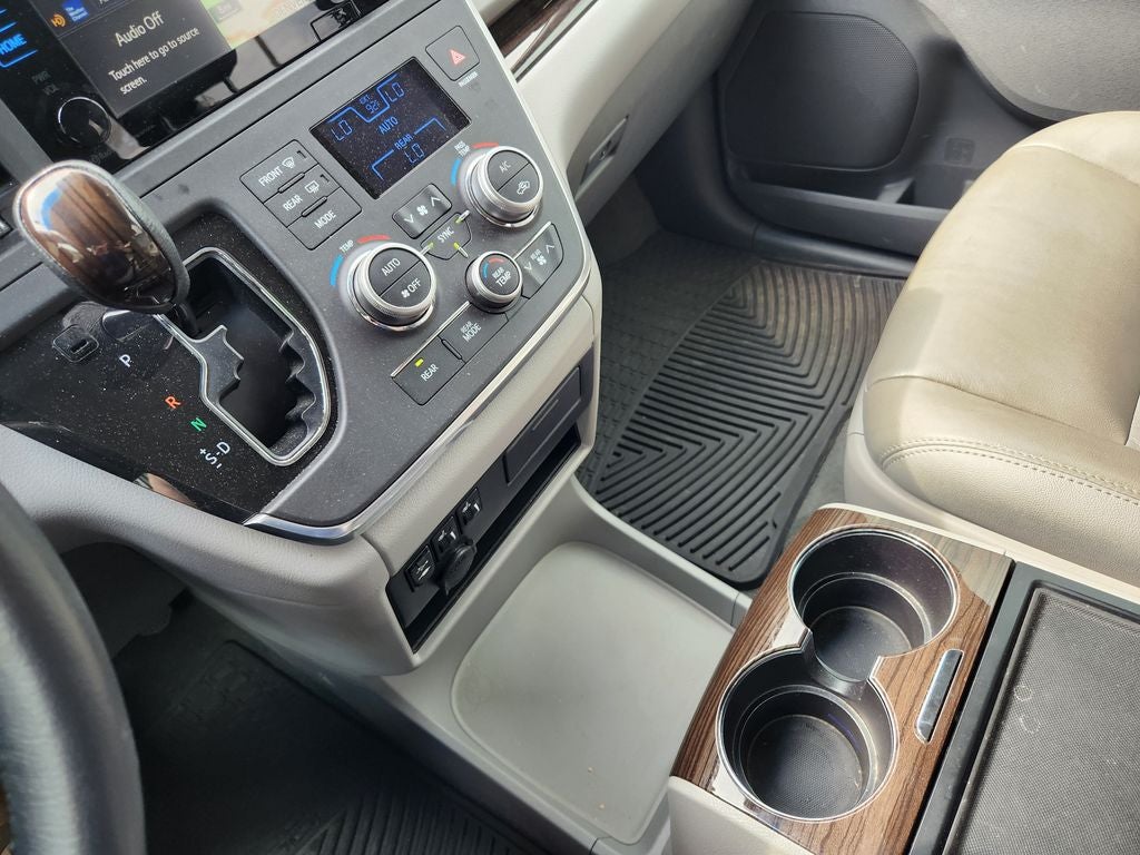 2015 Toyota Sienna XLE 8 Passenger