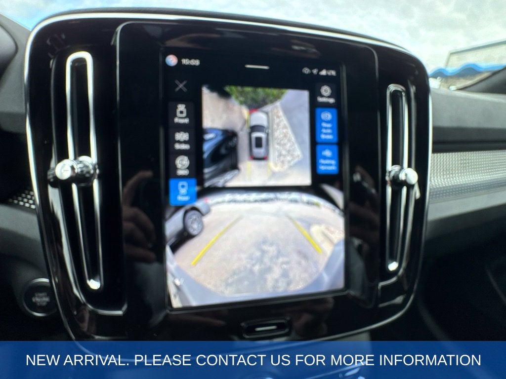 2025 Volvo XC40 B5 Plus Dark Theme