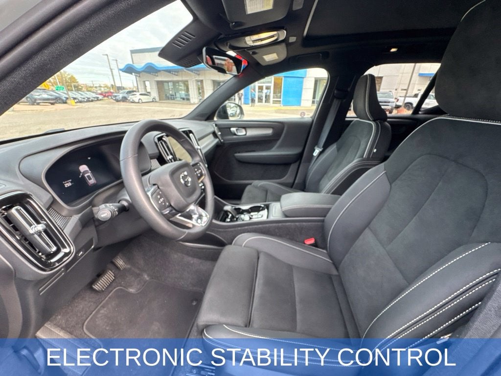 2025 Volvo XC40 B5 Plus Dark Theme